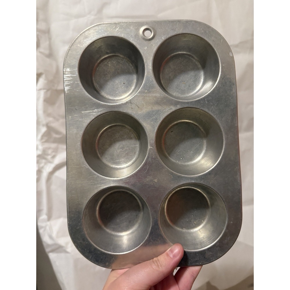 vintage 6-cavity aluminum muffin pan